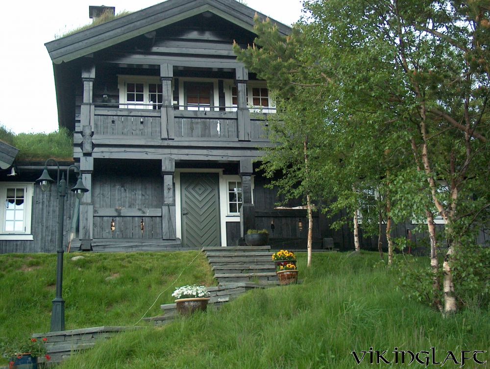 Mørkbeisede laftehus – bilde 5