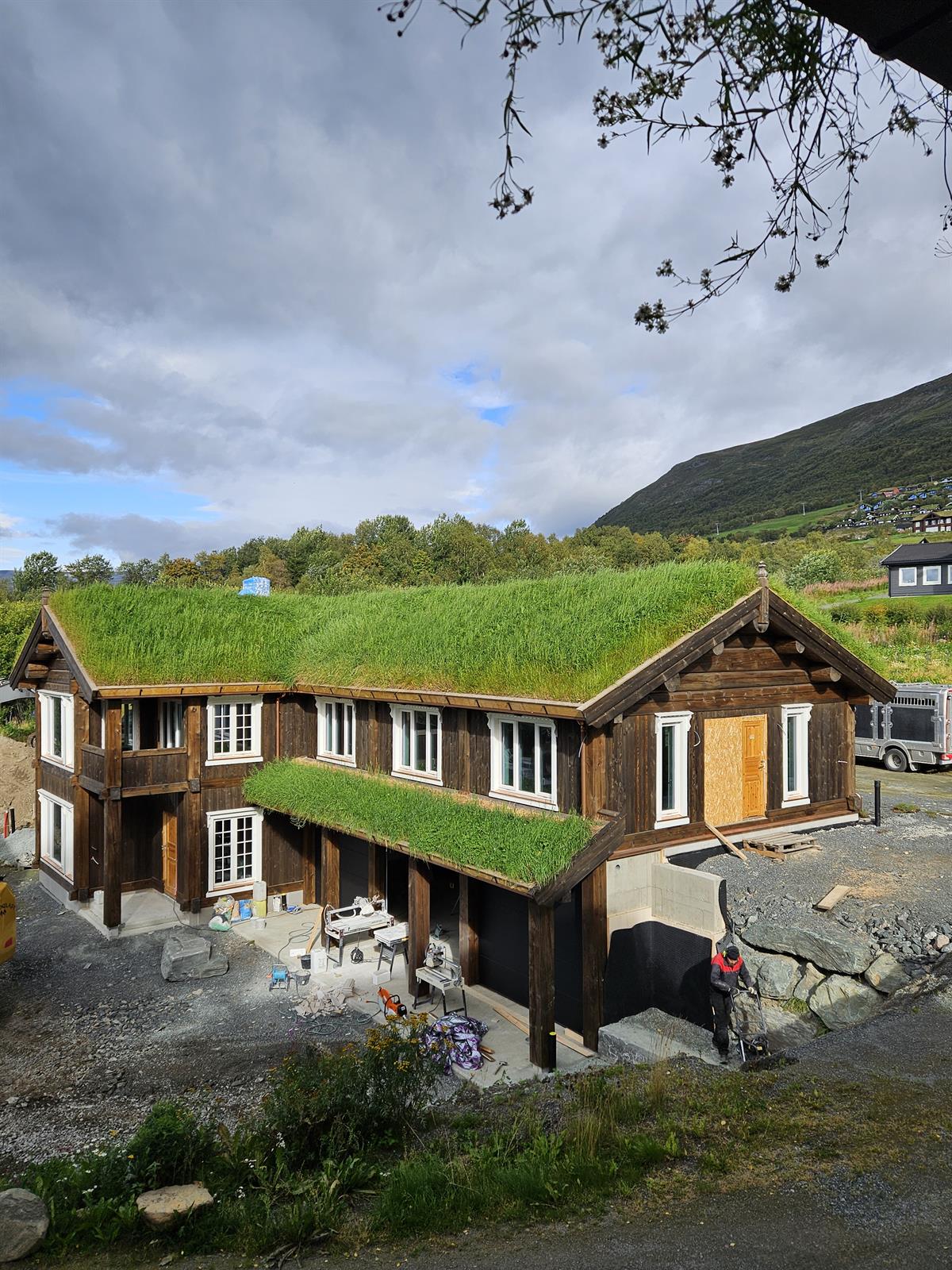 Laftet bolig med torvtak i Oppdal